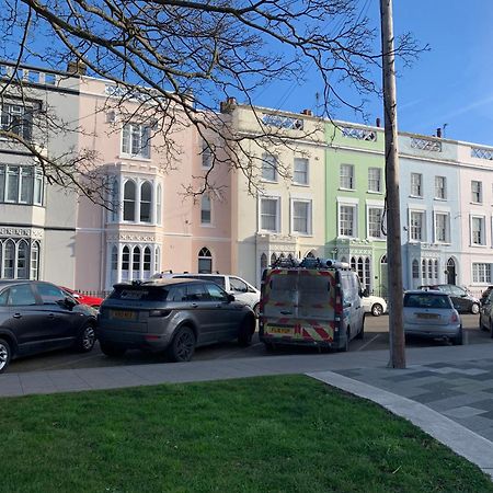 Grand 2 Bed Georgian Apartment At Florence House With King Bed, In The Heart Of Herne Bay & 300M From Beach Kültér fotó