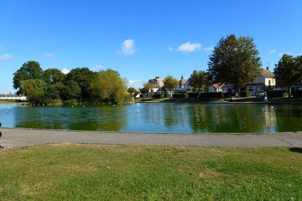 Grand 2 Bed Georgian Apartment At Florence House With King Bed, In The Heart Of Herne Bay & 300M From Beach Kültér fotó