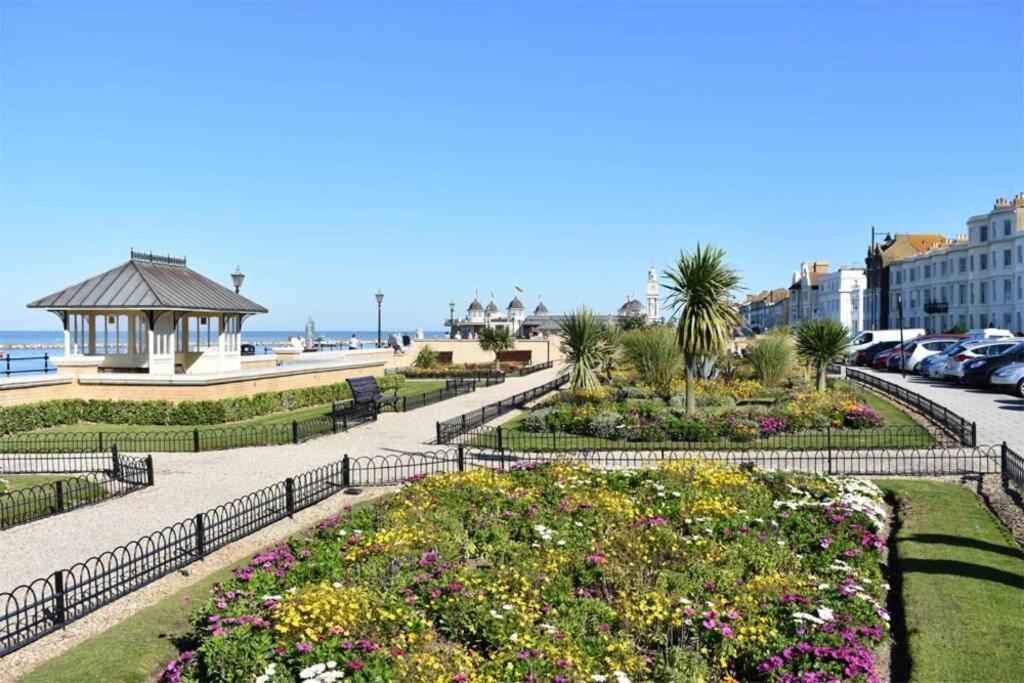 Grand 2 Bed Georgian Apartment At Florence House With King Bed, In The Heart Of Herne Bay & 300M From Beach Kültér fotó