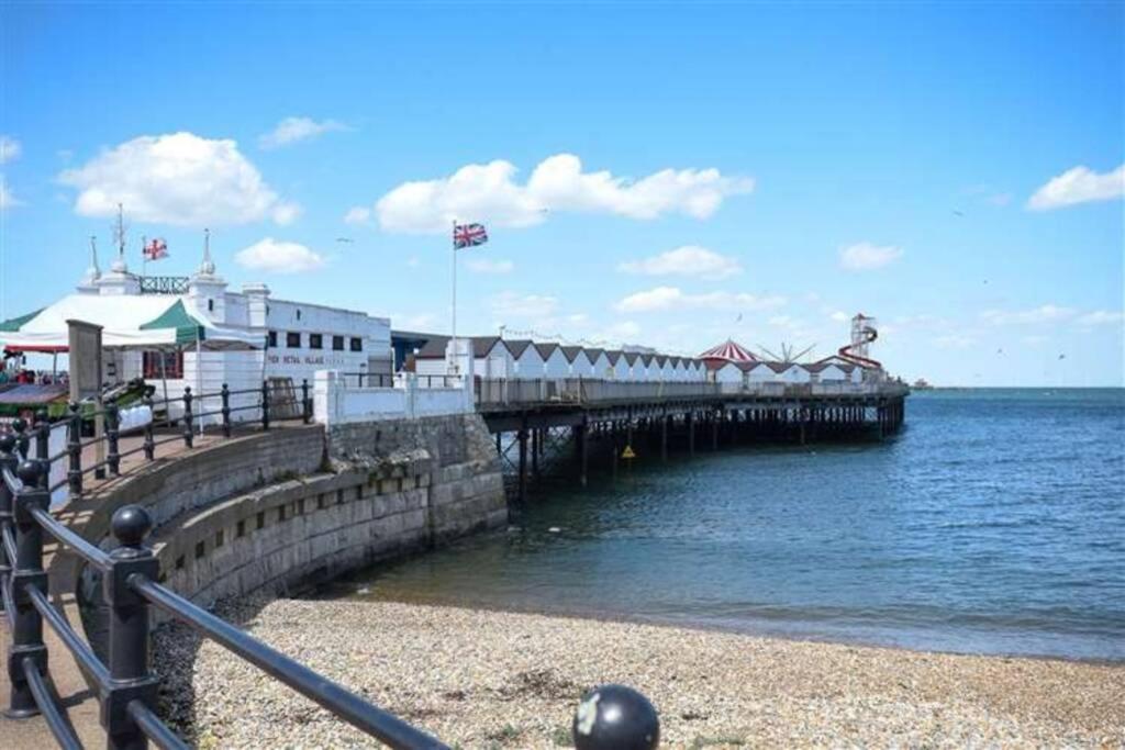 Grand 2 Bed Georgian Apartment At Florence House With King Bed, In The Heart Of Herne Bay & 300M From Beach Kültér fotó
