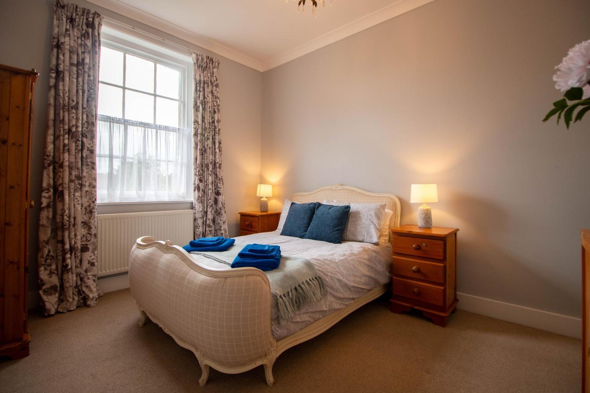 Grand 2 Bed Georgian Apartment At Florence House With King Bed, In The Heart Of Herne Bay & 300M From Beach Kültér fotó